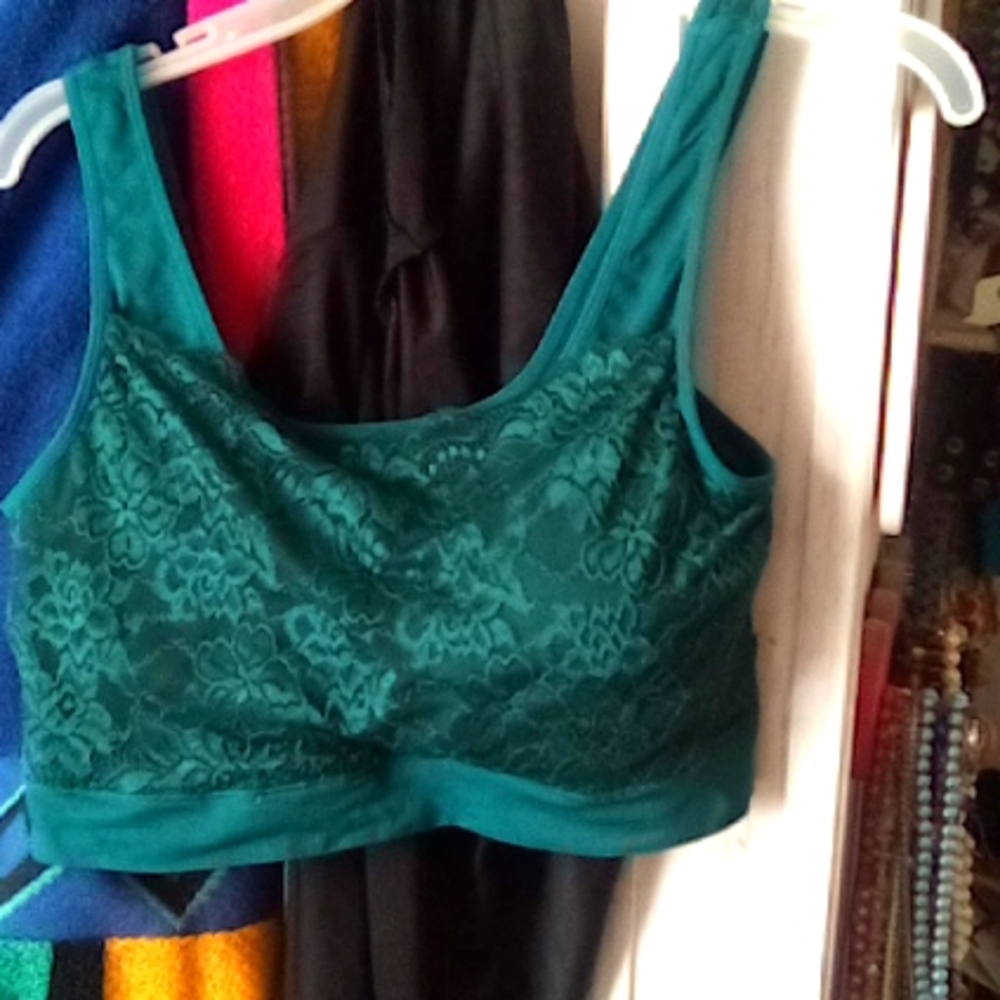 Women's pretty lace bra no underwrite color is a dark emerald green